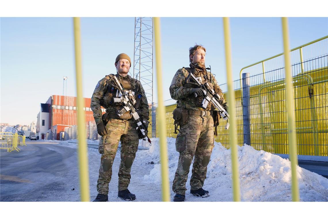 Bewaffnete Kräfte des dänischen Militärs haben einen Kontrollpunkt im Hafengebiet in Nuuk auf Grönland bemannt.