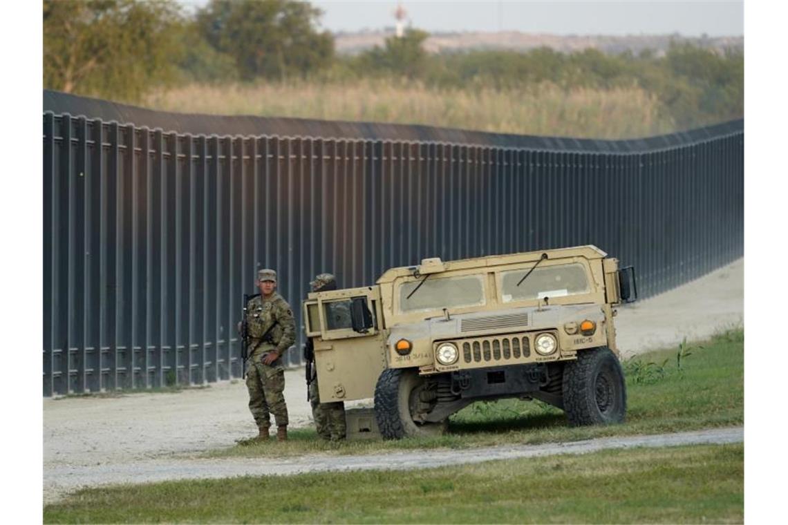 Mexiko: 64 Migranten aus Lkw gerettet - Frau stirbt Bewaffnete Nationalgardisten stehen neben einem Militärfahrzeug in der US-Grenzstadt Del Rio. (Archivbild). Foto: Eric Gay/AP/dpa