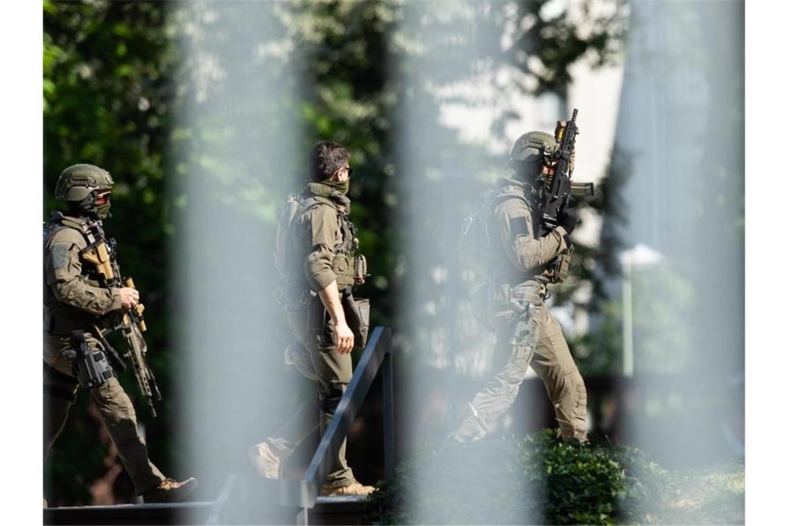 Zwei weitere Festnahmen und Waffenfunde im Mordfall Lübcke Bewaffnete Polizisten gehen auf das Gelände des Bundesgerichtshofs. Im Mordfall Lübcke hat die Bundesanwaltschaft zwei weitere Personen festnehmen lassen. Foto: Silas Stein