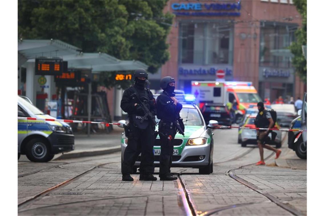 Tote und Verletzte bei Messerattacke in Würzburg Bewaffnete Polizisten sichern die Gegend in der Nähe des Tatorts ab. Foto: Karl-Josef Hildenbrand/dpa