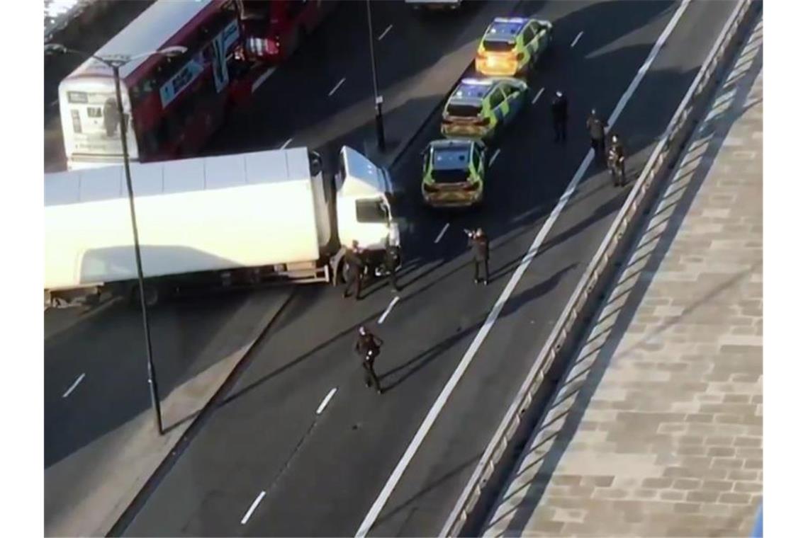 Bewaffnete Polizisten umstellen auf der London Bridge einen Lkw. Foto: Luke Poulton/AP/dpa