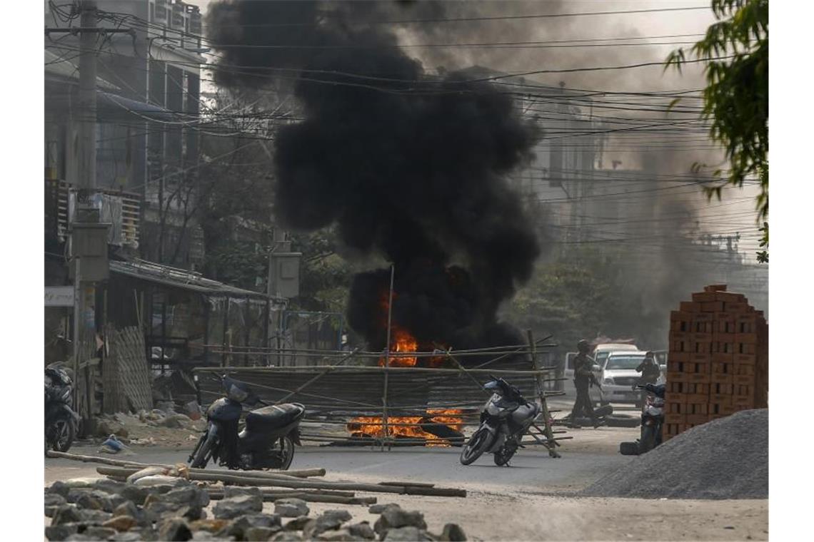 Rund 600 Studenten in Myanmar freigelassen Bewaffnete Polizisten und Soldaten aus Myanmar erreichen eine Barrikade, die von Putschgegnern in Mandalay errichtet wurde. In vielen Städten gibt es weiterhin Proteste gegen die Militär-Junta im Land. Foto: Uncredited/AP/dpa