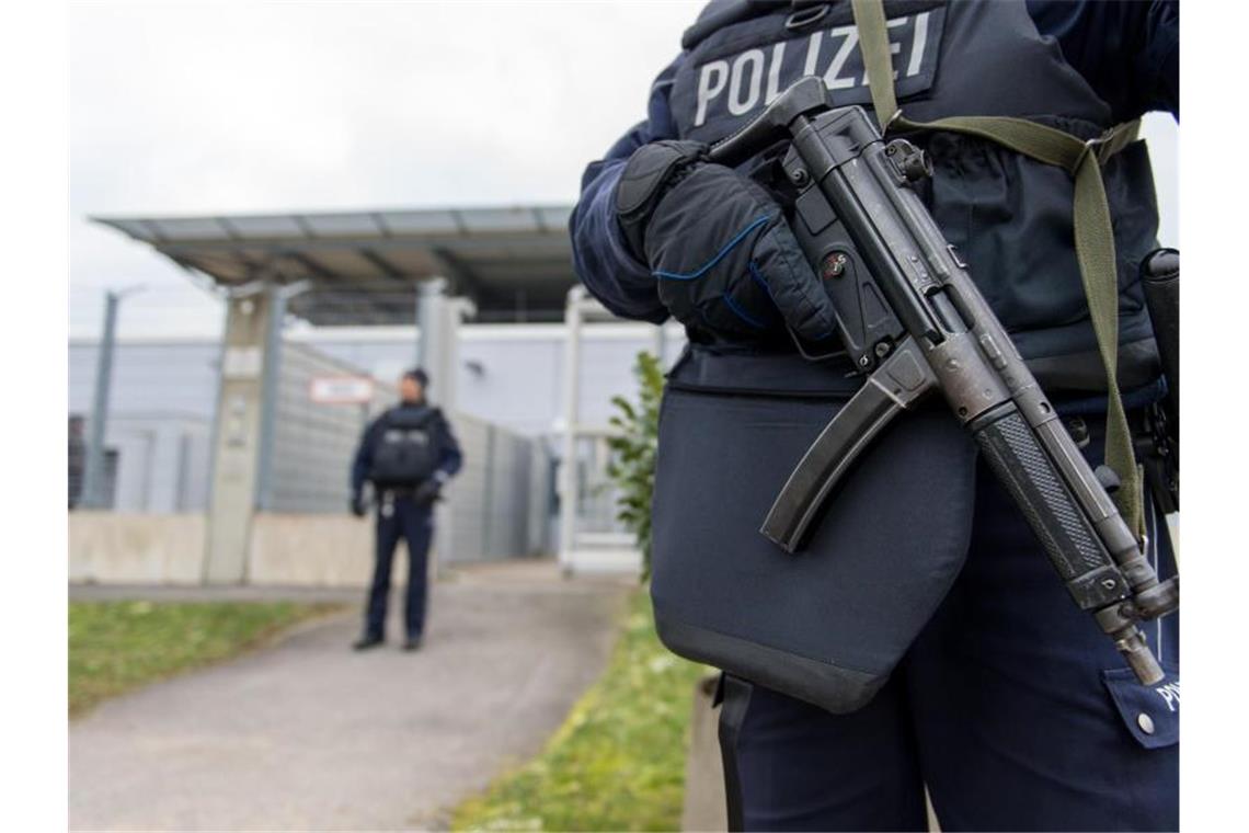 Bewaffnete Polizisten vor dem Hochsicherheitsgebäude des Oberlandesgerichtes in Düsseldorf. Foto: Monika Skolimowska/dpa/Archivbild