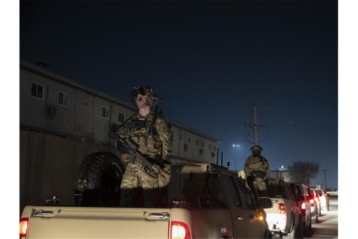Bewaffnete Soldaten stehen im November 2019 Wache während eines Überraschungsbesuchs des damaligen US-Präsidenten Donald Trump. Foto: Alex Brandon/AP/dpa