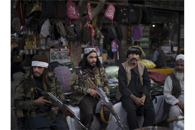 Bewaffnete Taliban-Mitglieder auf einem lokalen Markt in Kabul. Foto: Felipe Dana/AP/dpa