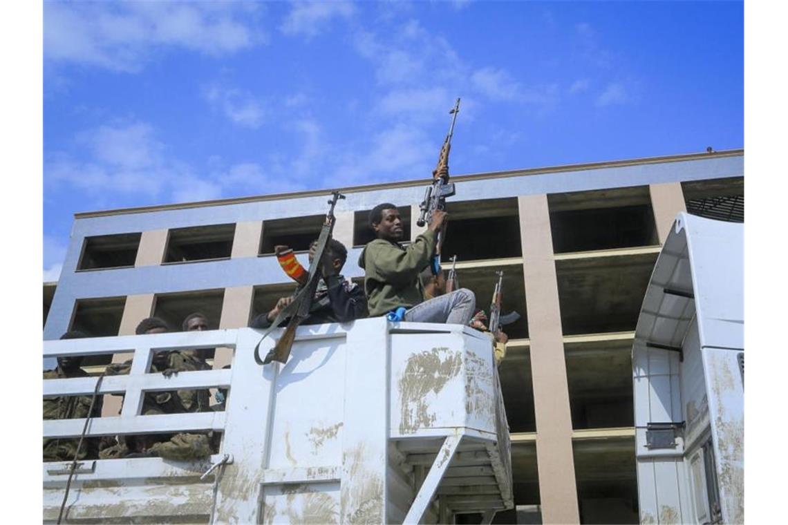 Äthiopien ruft landesweiten Ausnahmezustand aus Bewaffnete Tigray-Streitkräfte begleiten gefangene äthiopische Regierungssoldaten in Mekele. Äthiopiens Zentralregierung hat einen landesweiten Ausnahmezustand ausgerufen. Foto: Uncredited/AP/dpa