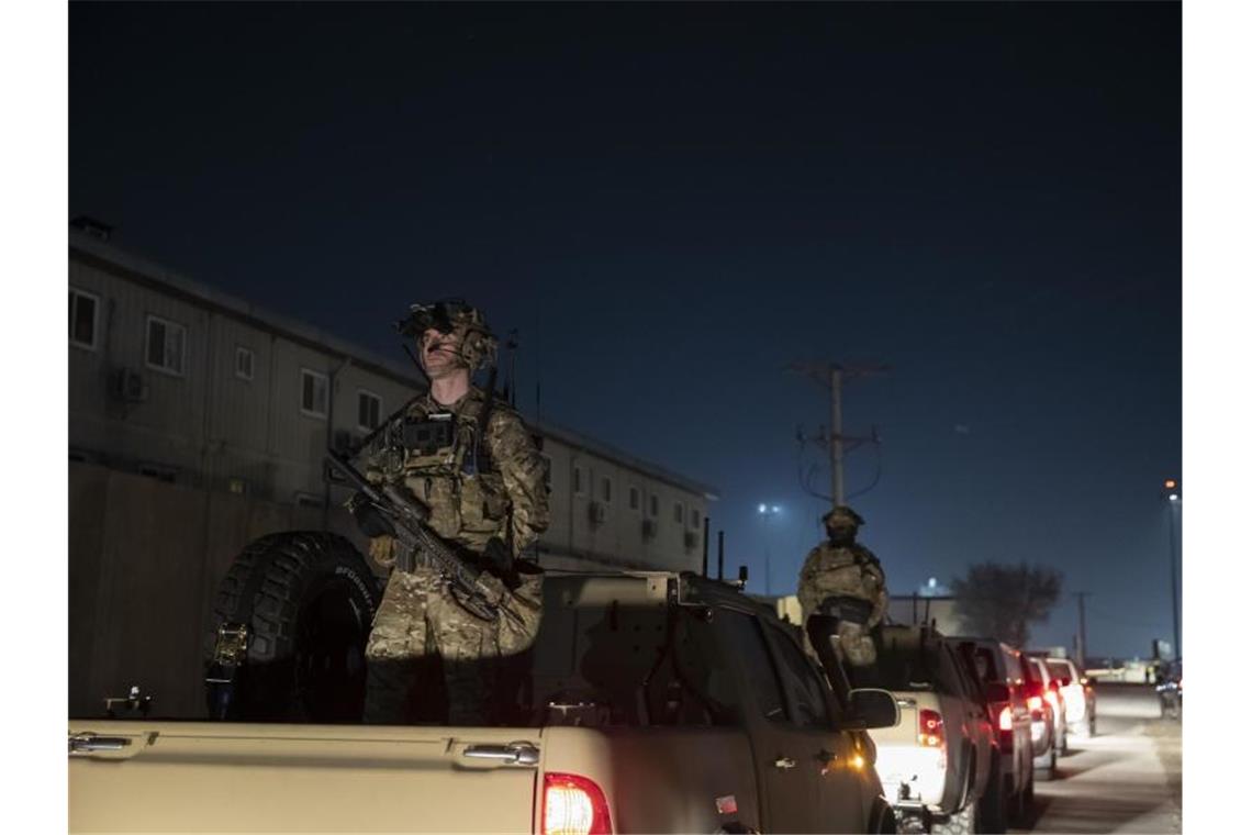 Bewaffnete US-Soldaten bei einem Überraschungsbesuch des US-Ex-Präsidenten Donald Trump in Bagram Air Field. Laut Regierungskreisen plant US-Präsident Biden den Abzug aus Afghanistan bis zum 11. September. Foto: Alex Brandon/AP/dpa