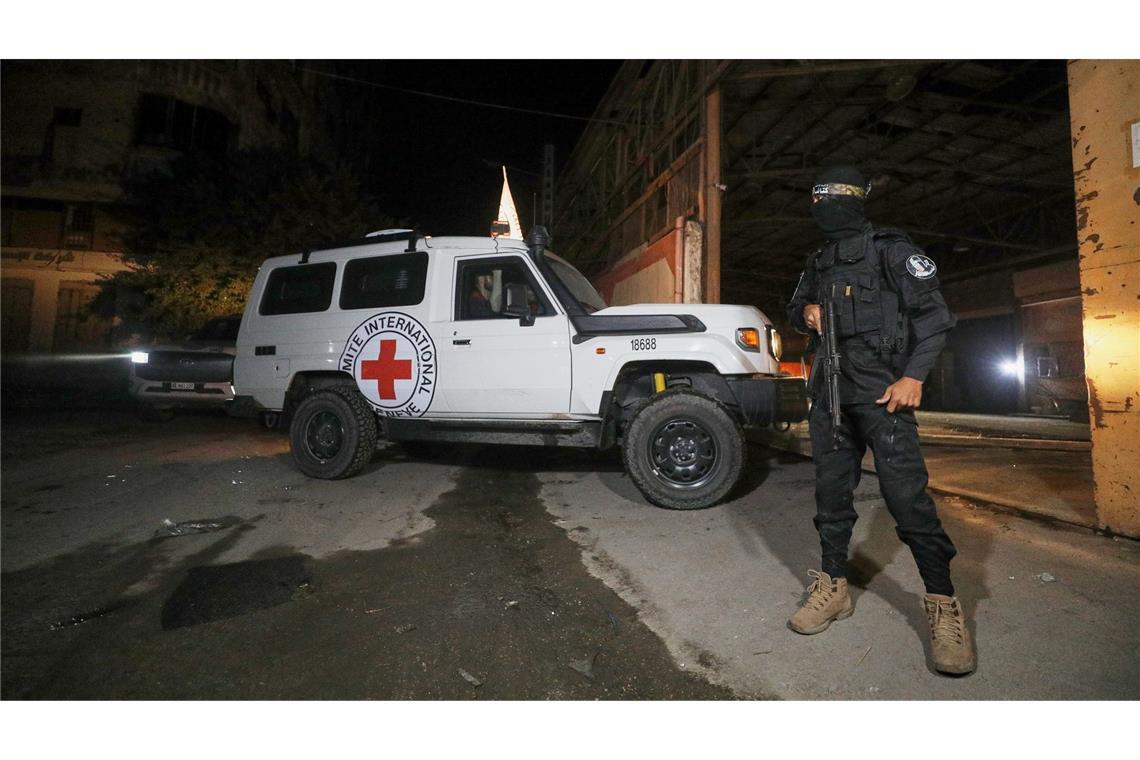 Armee: Eine der übergebenen Leichen war keine Geisel Bewaffneter Hamas-Mann bei Abholung der Särge im Gazastreifen.