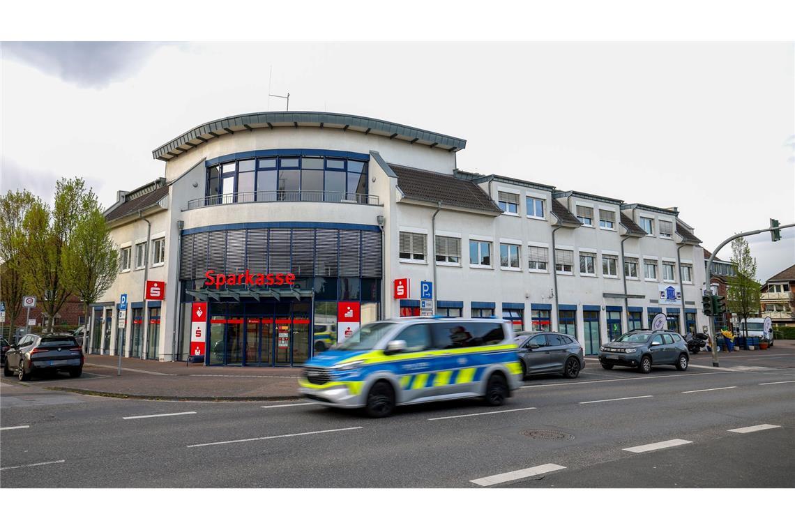 Bewaffneter sorgt für Großeinsatz an Sparkassenfiliale