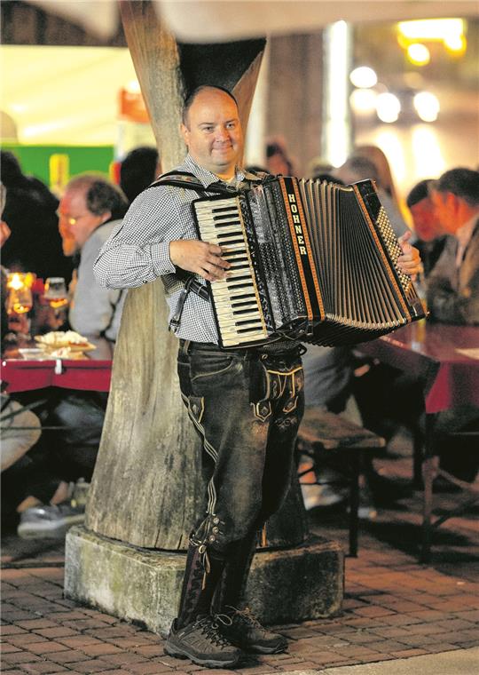 Neuer Wein zum Sommerausklang Bewegt sich mit seinem Akkordeon zwischen den Reihen der Gäste: Der Ostälbler Sascha spielt Schlager und Volksmusik und erfüllt die Obere Vorstadt am Samstag mit alpenländischem Flair.