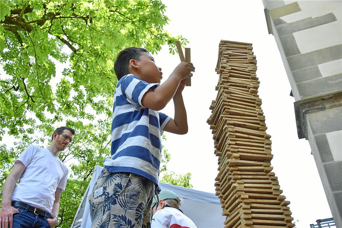 Beste Atmosphäre beim Straßenfest Beweist viel Geschick: ein Junge beim Kinderprogramm im Freithof. Foto: Tobias Sellmaier