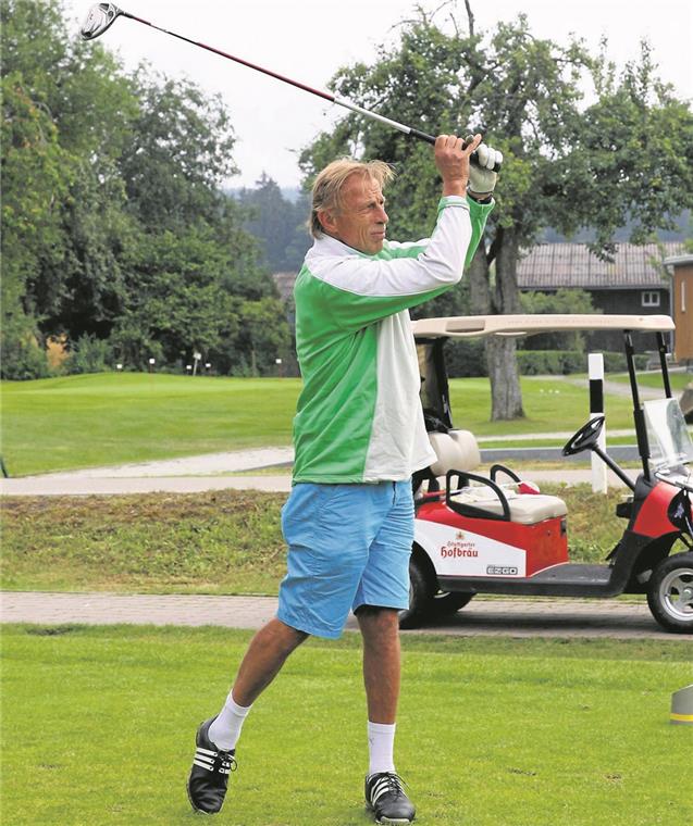 Fußball-Promis beim Noller-Cup Bewies sein Können im Umgang mit dem kleinen Golfball: Christoph Daum.Foto: C. Sage