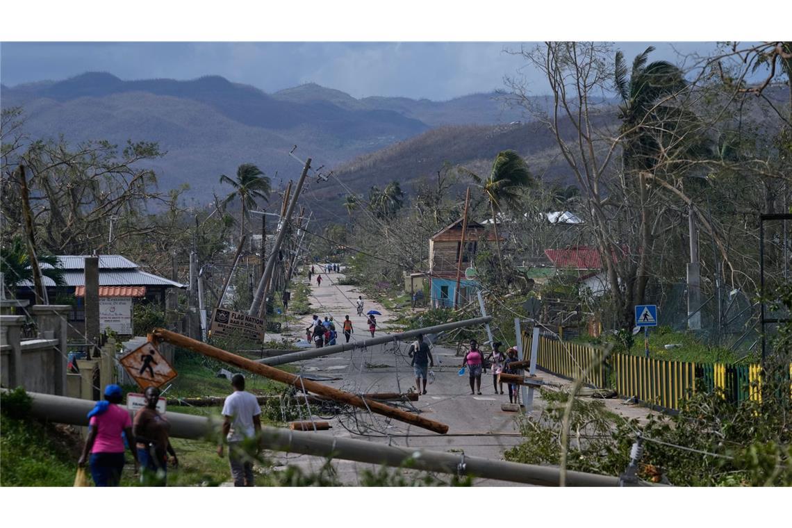 Jamaika nach Hurrikan „Melissa“: „Apokalyptische“ Zustände Bewohner gehen durch Lacovia Tombstone in Jamaika nach dem Durchzug des Hurrikans «Melissa
