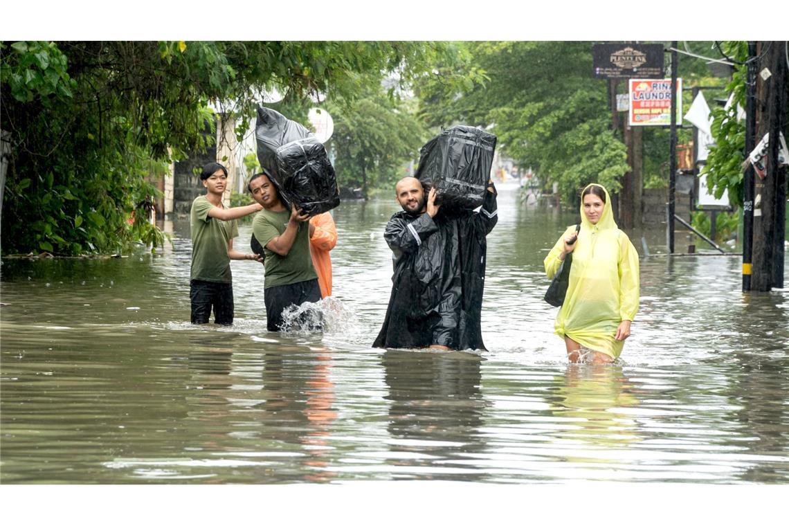 Bewohner und Urlauber mussten sich vielerorts in Sicherheit bringen.