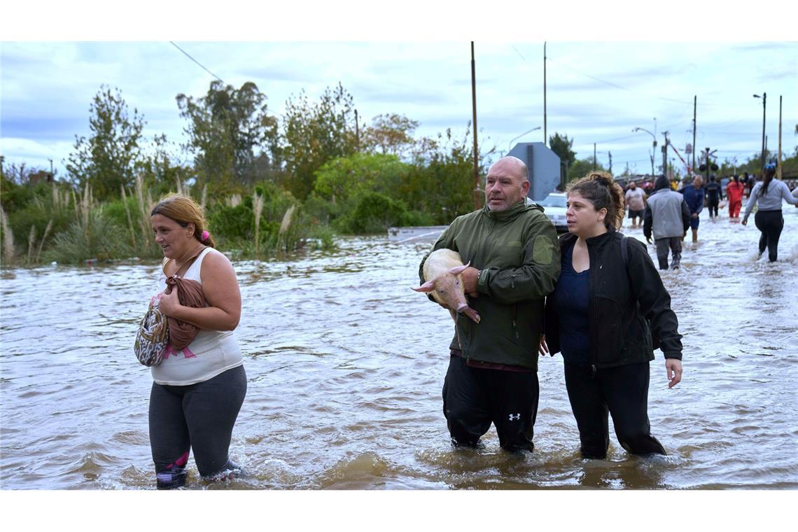 Bilder des Tages Bewohner waten durch überflutete Straßen nach heftigen Regenfällen in Campana, Argentinien.