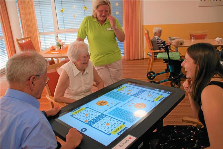 Bewohnerin Marianne Kärcher (Zweite von links), Timo John von der Stiftung der Kreissparkasse Waiblingen, Betreuungskraft Claudia Pölk und Verwaltungsleiterin Corinna Bühler sind begeistert von dem neuen Care Table. Foto: Alexander-Stift