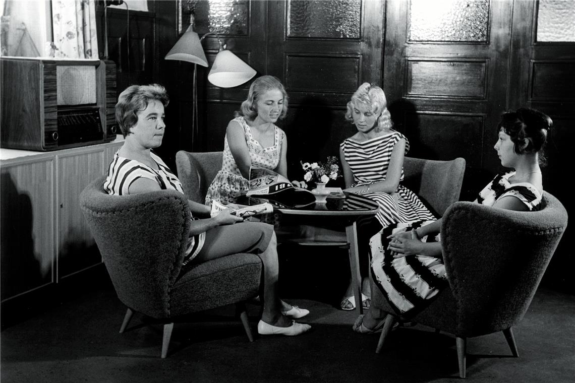 Bewohnerinnen im Aufenthaltsraum in den 1950er- oder 1960er-Jahren.