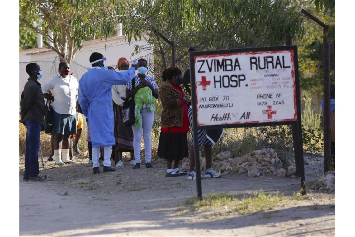 Bewohnern wird in Zvimba, Simbabwe, die Temperatur gemessen, bevor sie sich im örtlichen Krankenhaus behandeln lassen können. Foto: Tsvangirayi Mukwazhi/AP/dpa