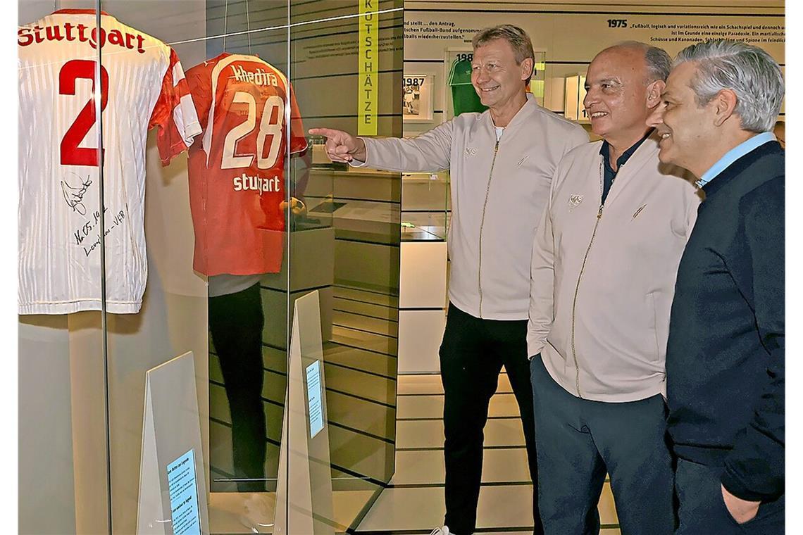 Bewundern die VfB-Trikots (v.l.): Guido Buchwald, Hansi Müller und Museumsdirektor Manuel Neukirchner.