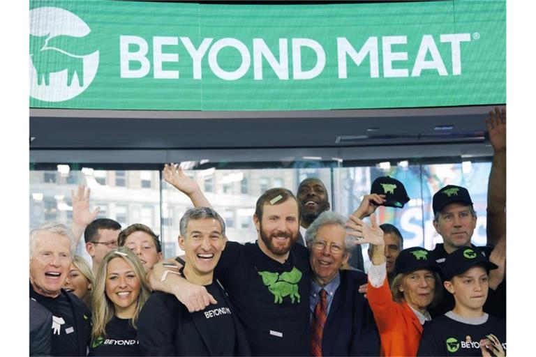 Beyond-Meat-Chef Ethan Brown (M) jubelt mit Mitarbeitern über den Börsengang des Fleischersatz-Herstellers. Foto: Mark Lennihan/AP