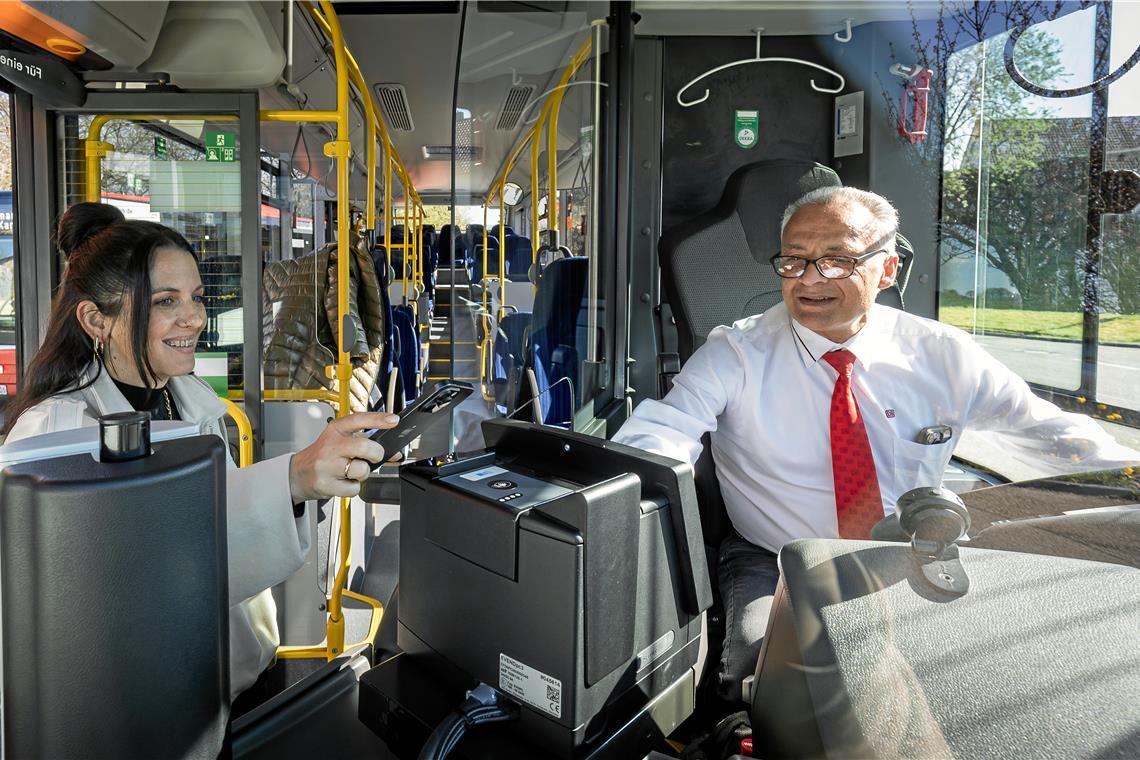 Bezahlen mit dem Handy funktioniert nun in allen FMO-Bussen, wie Jasmin Mogck und Massimo De Luca demonstrieren. Foto: Alexander Becher