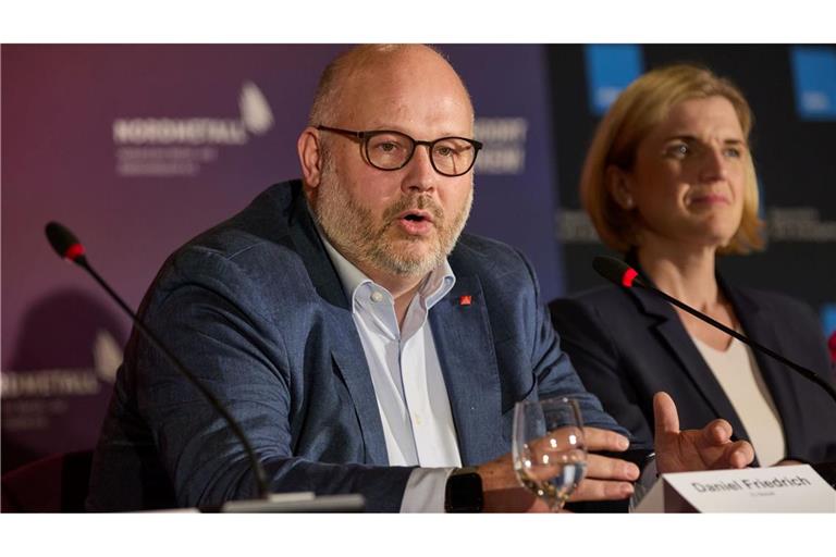 Bezirksleiter Friedrich, hier neben Lürssen-Managerin Lena Ströbele, will Sicherheit für die Beschäftigten der NVL-Werften. (Archivbild)