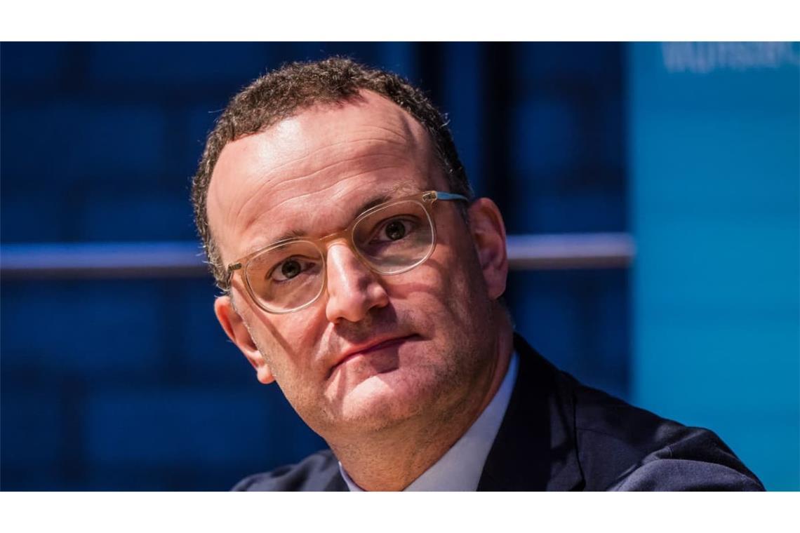 Bezirksparteitag der CDU Münsterland: 15.09.2026, Nordrhein-Westfalen, Havixbeck: Jens Spahn (CDU) sitzt auf dem Bezirksparteitag der CDU Münsterland auf dem Podest. Spahn war nach seiner Leihmutter-Affäre als Vorsitzender der CDU/CSU-Fraktion im Bundestags zurückgetreten. Nun verzichtet er im nächsten Schritt auf den Vorsitz im Münsterland, Bundestagsabgeordneter seines Wahlkreises im westlichen Münsterland will er aber bleiben.