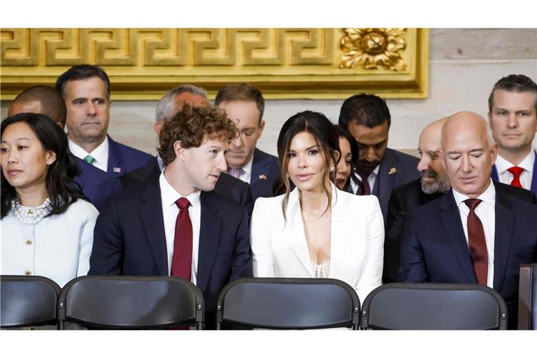 Bezos (re.) bei Trumps Amtseinführung mit seiner Braut Lauren Sánchez, die sich mit Marc Zuckerberg unterhält.