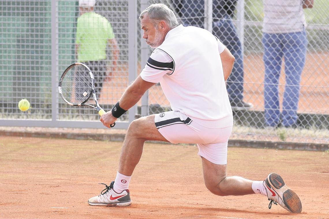 Backnangs Tennis-Routiniers feiern Staffelsieg Bezwang mit der TSG Backnang im Topspiel den TC Pforzheim: Tennis-Altmeister Thomas Renz. Foto: A. Becher