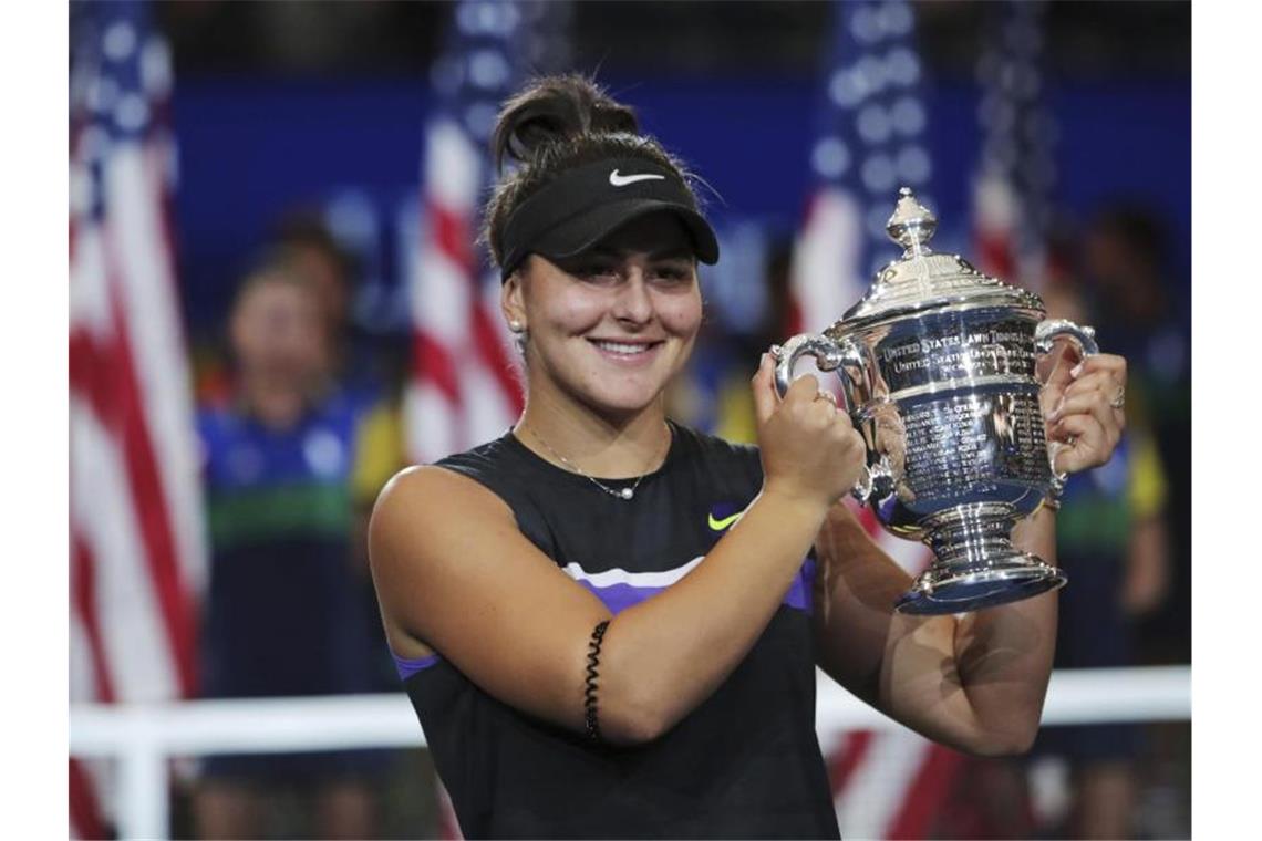 Andreescu verwehrt Tennis-Queen Williams den Rekord Bianca Andreescu präsentiert stolz die US-Open-Trophäe. Foto: Charles Krupa/AP