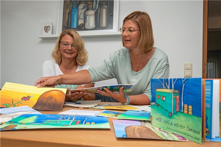 Bianca Geiger (rechts) und Anke Hübner möchten den Kindern die aktuelle Situation unaufgeregt näher bringen. Foto: A. Becher