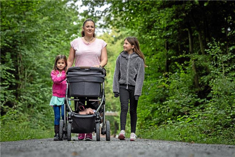 Bianca Mayer genießt die Sommerferien mit Sina (6), Alexa (10) und dem kleinen Jamy im Kinderwagen. Ihr Ziel ist der Spielplatz im Plattenwald. Fotos: Alexander Becher
