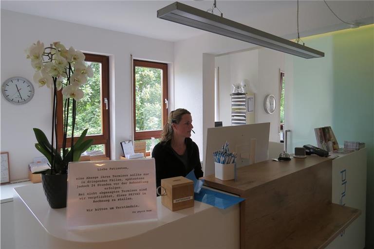 Bianka Grau ist für das Terminmanagement in der Physiotherapiepraxis Physis Grau in Backnang zuständig. Sagen die Patienten nicht spätestens 24 Stunden vor einem Termin ab, werden sie zur Kasse gebeten. Darauf weist auch ein Schild auf dem Tresen hin. Foto: privat