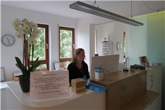 Bianka Grau ist für das Terminmanagement in der Physiotherapiepraxis Physis Grau in Backnang zuständig. Sagen die Patienten nicht spätestens 24 Stunden vor einem Termin ab, werden sie zur Kasse gebeten. Darauf weist auch ein Schild auf dem Tresen hin. Foto: privat