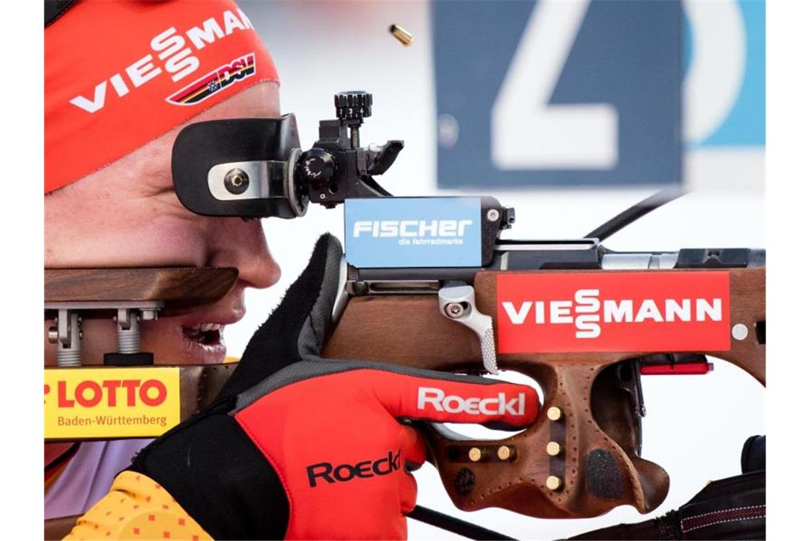 Biathlet Benedikt Doll am Schießstand. Foto: Matthias Balk/dpa