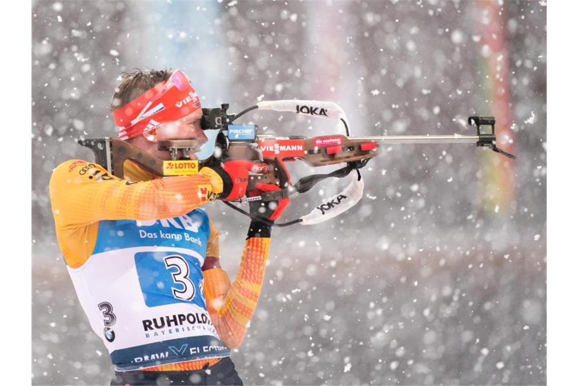 Biathlet Benedikt Doll am Schießstand. Foto: Matthias Balk/dpa