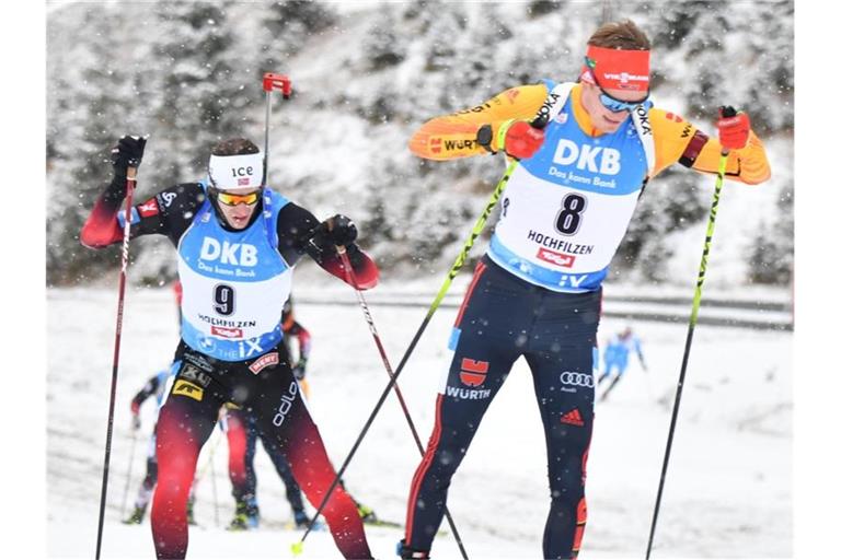 Biathlet Benedikt Doll (r) ärgerte sich über sein Material. Foto: Barbara Gindl/APA/dpa