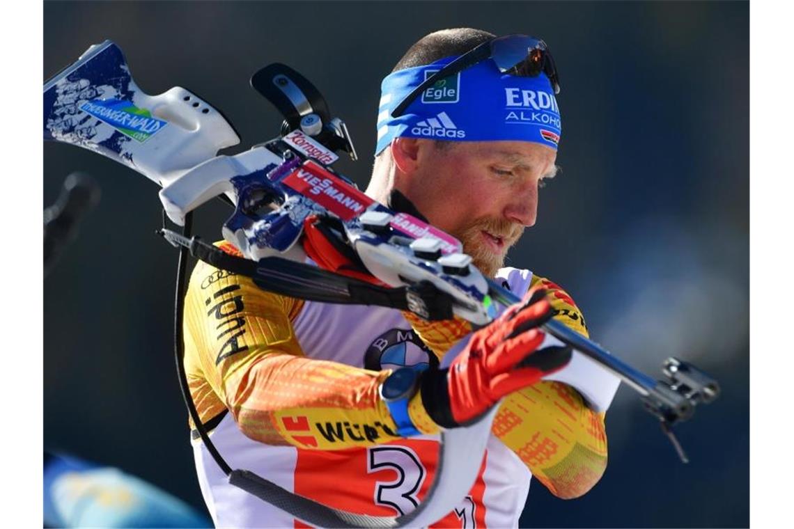 Biathlet Erik Lesser wurde beim Weltcup-Auftakt in Finnland Dritter. Foto: Hendrik Schmidt/dpa