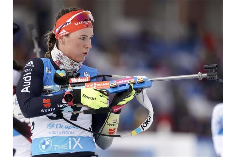 Biathletin Denise Herrmann wurde in der Verfolgung Fünfte. Foto: Roman Koksarov/AP/dpa