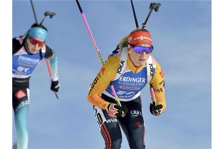 Biathletin Franziska Hildebrand (r) war zuletzt im zweitklassigen IBU-Cup angetreten. Foto: Kerstin Joensson/AP/dpa