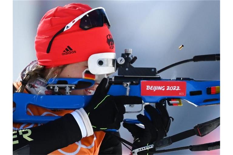 Biathletin Franziska Preuß beim Schießen. Foto: Angelika Warmuth/dpa