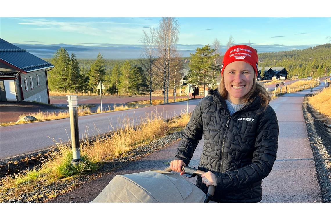 Biathletin Janina Hettich-Walz mit ihrer Tochter Karlotta.