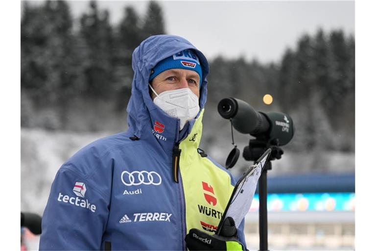 Biathlon-Bundestrainer Mark Kirchner will vor den Olympischen Winterspielen Ruhe bewahren. Foto: Hendrik Schmidt/dpa-Zentralbild/dpa