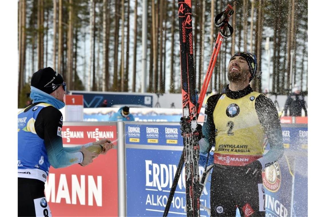 Biathlon-Star Martin Fourcade genoss nach seinem Sieg die Champagner-Dusche. Foto: Jussi Nukari/Lehtikuva/dpa
