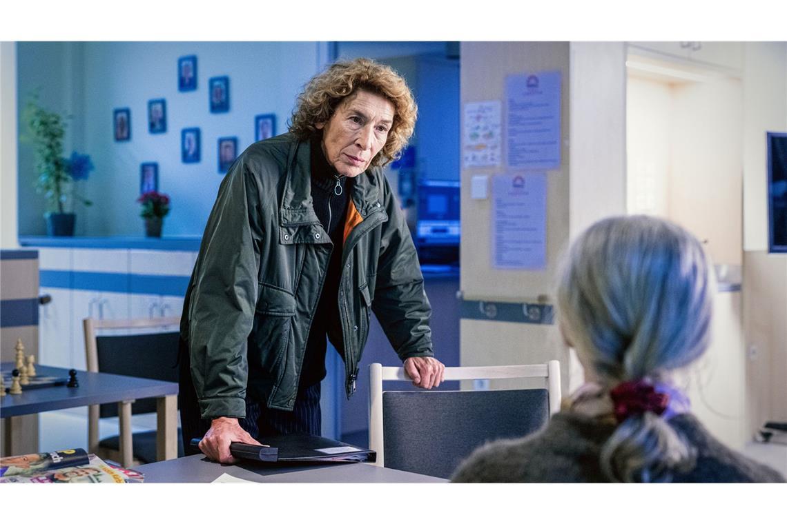 Bibi Fellner (Adele Neuhauser) und Anna (Elfriede Schüsseleder, von hinten)