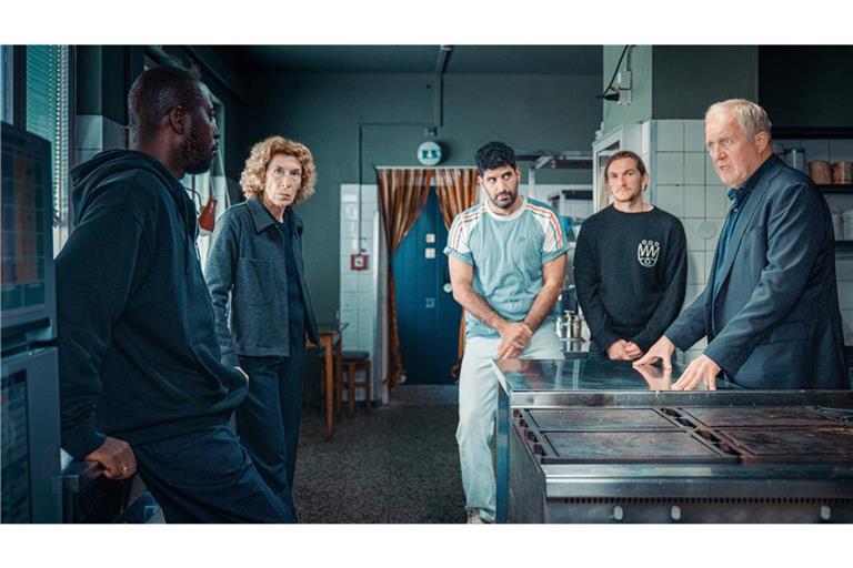 Bibi Fellner (Adele Neuhauser, zweite von links) und Moritz Eisner (Harald Krassnitzer, ganz rechts) ermitteln in einer Jugendhilfe-Einrichtung.