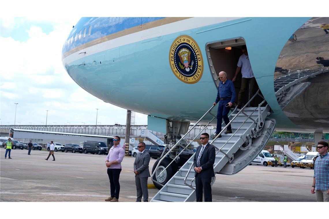Trump im Nacken: Biden besucht Amazonasgebiet Biden landet auf den Flughafen von Manaus.