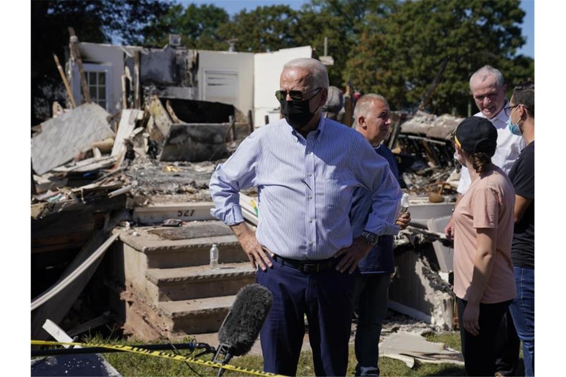 Biden (m.) besichtigt ein vom Hurrikan „Ida“ betroffenes Viertel. Foto: Evan Vucci/AP/dpa