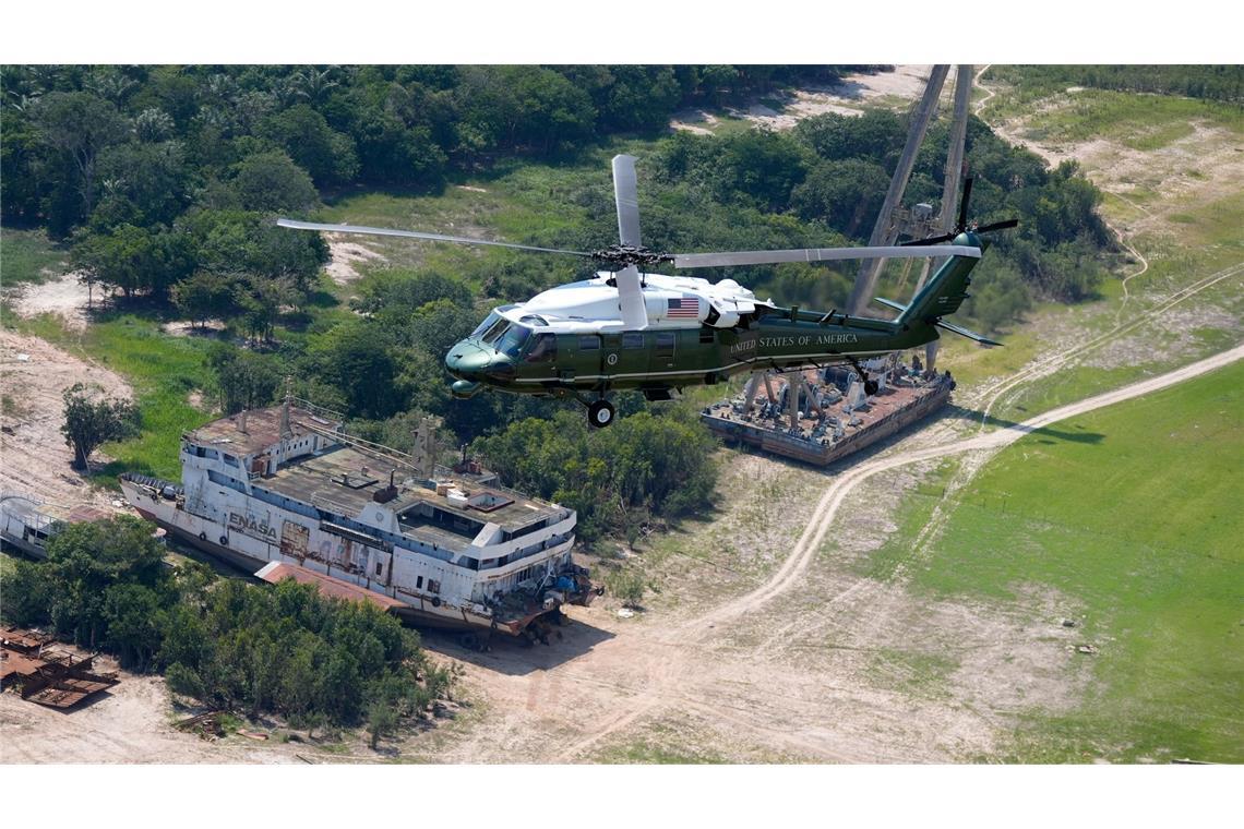 Trump im Nacken: Biden besucht Amazonasgebiet Biden schaut sich den Amazonas aus der Luft an.