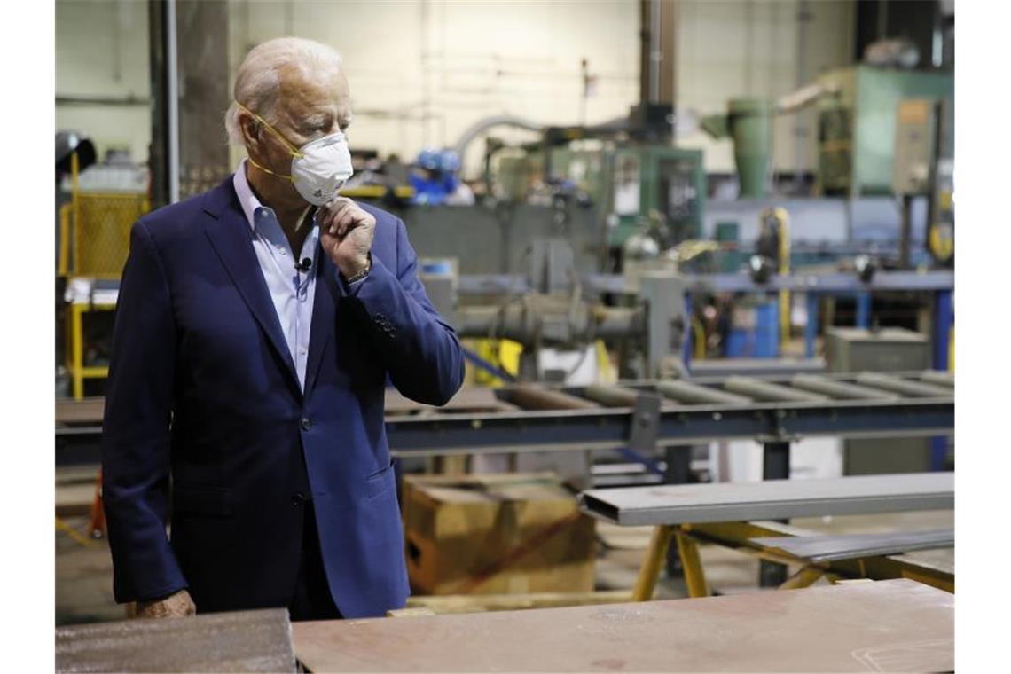 Biden stellte in einer Stahlfirma einen Wirtschaftsplan vor, der helfen soll, die Mittelklasse zu stärken und das Land aus der Corona-Krise zu führen. Foto: Matt Slocum/AP/dpa